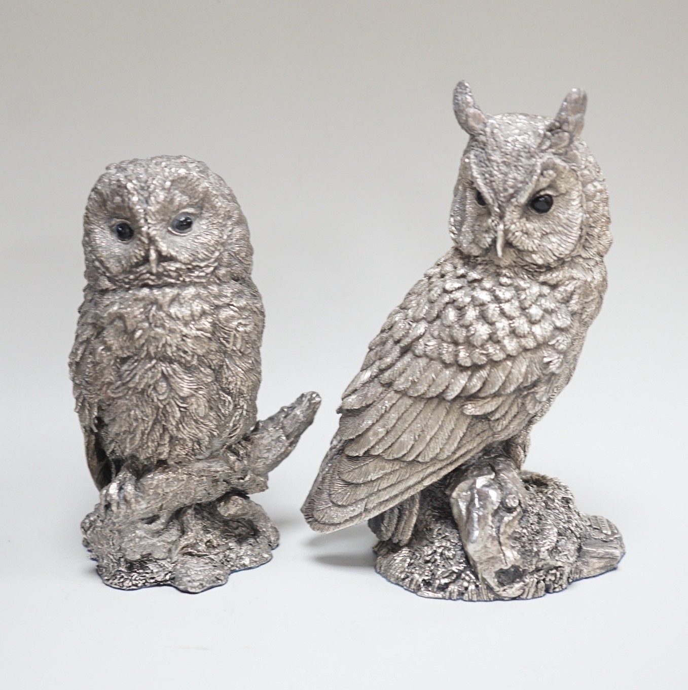 Two modern silver overlaid miniature model owls (filled), Country Artist, Birmingham, 1997, tallest 13.2cm.